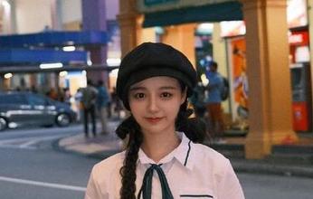 魅妍社 - FoxYini孟狐狸的短裙写真集：分享那些让人心动的瞬间.txt