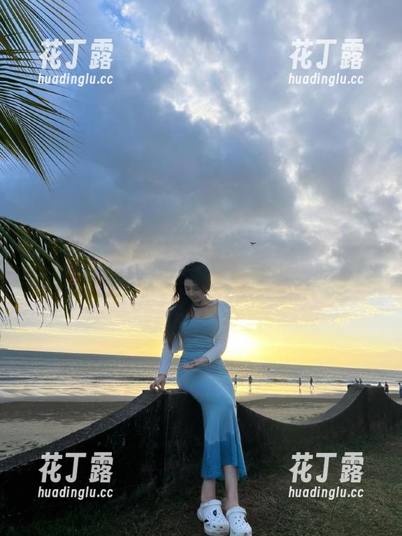 魅妍社-大白兔emma 魅妍社 - 大白兔emma秘书私拍图集:谁说秘书不能是心动信号源?.txt
