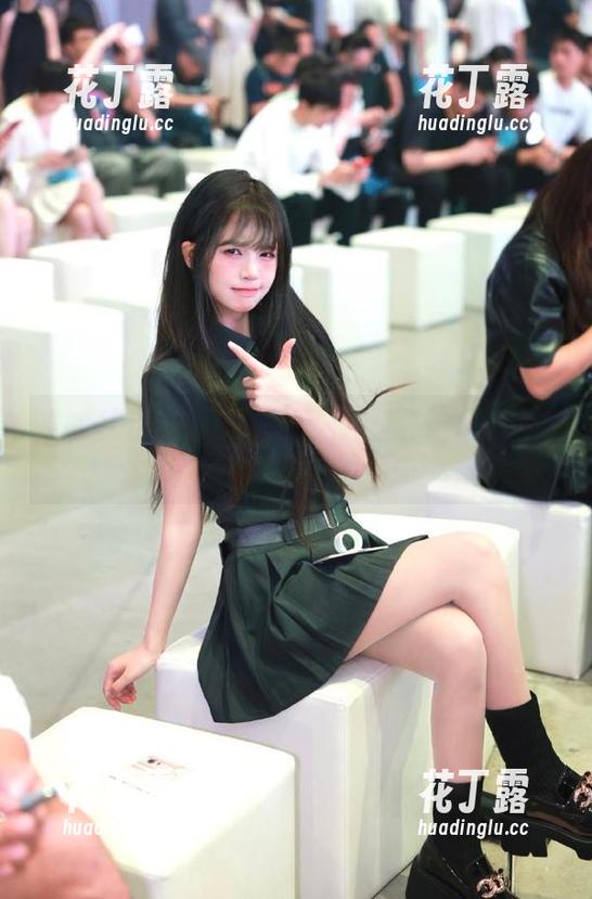 魅妍社-王婉悠 魅妍社 - 王婉悠办公室写真:美图描绘下的职场魅力与青春气息.txt