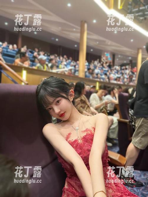 黑猫猫ovo高跟鞋写真大赏，解锁美图之美的秘密.txt